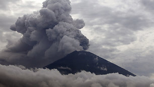 Balyje suaktyvėjo Agungo ugnikalnis