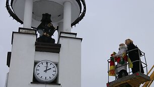 Žemaitijos sostinės me&scaron;kos pasipuo&scaron;ė trispalviais &scaron;alikais