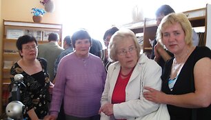 Antra kairėje &ndash; dvaro paveldėtoja Danutė Remeikienė. 2010 m.