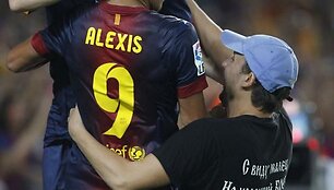 &bdquo;Barcelona&ldquo; &ndash; &bdquo;Real&ldquo; rungtynių metu į aik&scaron;tę įbėgo sirgalius
