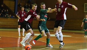 Salės futbolo rungtynių akimirka