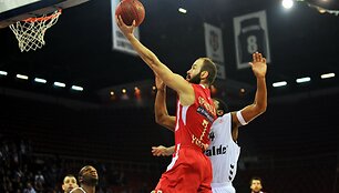 Mačo akimirka &ndash; krep&scaron;į atakuoja Vassilis Spanoulis.