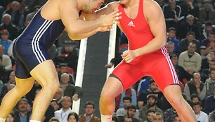 Vilius Laurinaitis prieų Cenką Ildemą