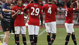 &bdquo;Manchester United&ldquo; futbolininkai ir Davidas Moyesas (kairėje).