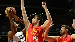 Borisas Diaw bando įveikti Victoro Clavero ir Marco Gasolio gynybą.