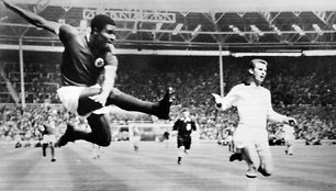 Eusebio 1963 m. rungtynėse su „Milan“