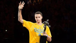 Stephenas Curry prie&scaron; mačą atsiėmė MVP prizą