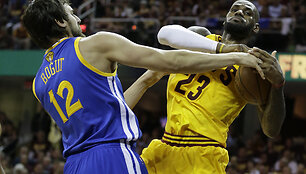 Andrew Bogutas ir LeBronas Jamesas