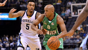 Gregory Vargas (8) ir Courtney Lee (5)