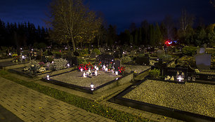 Vakaras Karveliškių kapinėse
