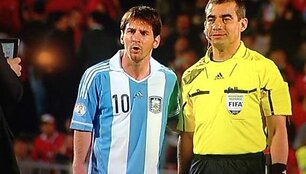 Argentinos futboo rinktinės lyderis Lionelis Messi ir mačo arbitras Nicolasas Yegrosas