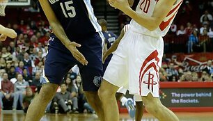 Donatas Motiejūnas ir &bdquo;Grizzlies&ldquo; žaidėjas Hamedas Haddadi kovoja dėl kamuolio.
