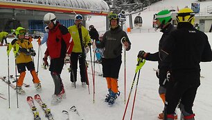 &Scaron;alies kalnų slidinėjimo čempionato belaukiant &ndash; trečias i&scaron; de&scaron;inės: absoliutus Lietuvos čempionas Karolis Janulionis.