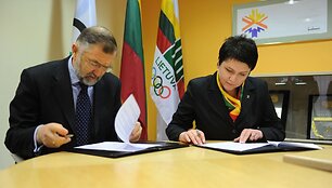 Lietuvos tautinio olimpinio komiteto (LTOK) prezidentė Daina Gudzinevičiūtė ir Lietuvos verslo darbdavių konfederacijos (LVDK) Tarybos pirmininkas Augustinas Rakauskas pasira&scaron;ė &scaron;ių organizacijų bendradarbiavimo sutartį.