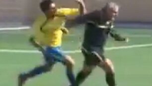 Futbolo teisėją sumu&scaron;ti norėję žaidėjai jį gainiojosi po visą aik&scaron;tę
