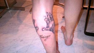 Lionelio Messi tatuiruotė &ndash; sūnaus ranka ant futbolininko kojos.