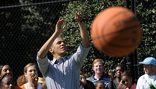 Barackas Obama bando pataikyti į krep&scaron;į