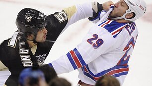 &bdquo;Penguins&ldquo; žaidėjas Derykas Engellandas ai&scaron;kinasi santykius su &bdquo;Rangers&ldquo; atstovu  Ryanu Clowe'u