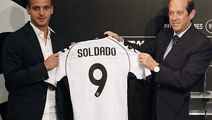 Žaidėjas Roberto Soldado ir "Valencia" prezidentas Manuelis Llorente 