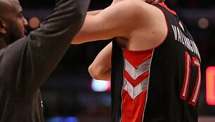 Jonas Valančiūnas mače su &bdquo;Bulls&ldquo; patyrė kaklo traumą