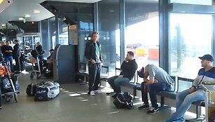 Girti Estijos ledo ritulio rinktinės žaidėjai Talino oro uoste 