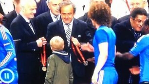 UEFA prezidentas Michaelis Platini bendravo su prasmukusiu į apdovanojimo ceremoniją  berniuku