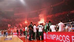 &bdquo;Olympiakos&ldquo; ir &bdquo;Panathinaikos&ldquo; dvikova buvo nutraukta dėl sirgalių riau&scaron;ių