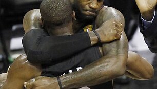  LeBronas Jamesas ir Dwyane'as Wade'as džiaugiasi pergale 