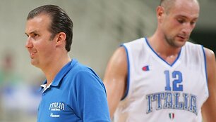 Lietuvos krep&scaron;inio rinktinė kovoja su Italijos komanda: treneriscoach: Simone Pianigiani ir žaidėjas Marko Cusinas