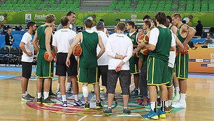 Su Lietuvos krepšinio rinktinės žaidėjais kalbasi Arvydas Sabonis