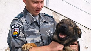 Pareigūnas ir &scaron;uo