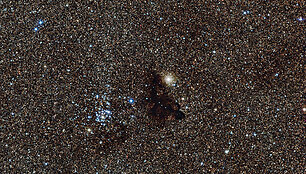 Ry&scaron;kus &Scaron;aulio žvaigždynas Pauk&scaron;čių Take ir viduryje tūnantis dujų ir dulkių debesis &bdquo;Barnard 86&ldquo;