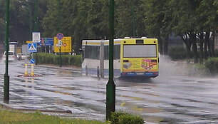 Pajūryje atokvėpis &ndash; prapliupęs lietus i&scaron; pliažų i&scaron;vaikė vasarotojus