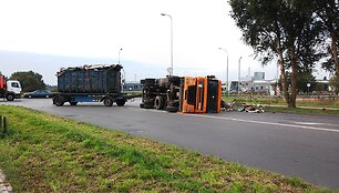 Pakeliui į Klaipėdos uostą apvirto metalo laužą vežęs sunkvežimis