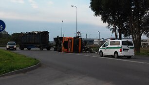 Pakeliui į Klaipėdos uostą apvirto metalo laužą vežęs sunkvežimis