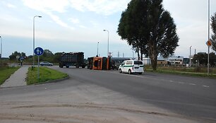 Pakeliui į Klaipėdos uostą apvirto metalo laužą vežęs sunkvežimis