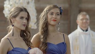 Eglė Petrikaitė (viduryje)