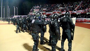 Pareigūnams raminti įsiaudrinusius futbolo gerbėjus