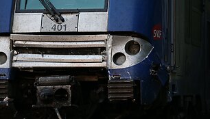 Prancūzijoje traukinys pervažiavo automobilį