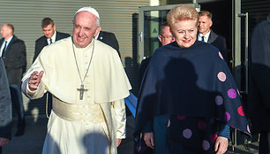 Prezidentė Dalia Grybauskaitė išlydėjo Popiežių Pranciškų