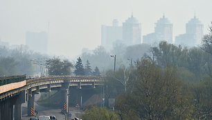 Kijevą apgaubė Černobylio elektrinės apylinkėse rusenančių gaisrų dūmai