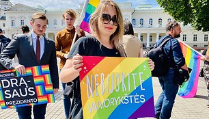 LGBT bendruomenės simbolinė prezidento padrąsinimo akcija – piketas