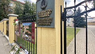Susirinkę žmonės prie Baltarusijos ambasados Vilniuje