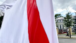 Susirinkę žmonės prie Baltarusijos ambasados Vilniuje