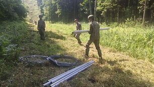 Kariuomenė pasienyje su Baltarusija pradėjo tiesti spygliuotos vielos užtvarą