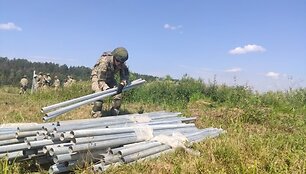 Kariuomenė pasienyje su Baltarusija pradėjo tiesti spygliuotos vielos užtvarą