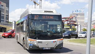 Autobusai nepravažiuoja dėl stovinčių automobilių