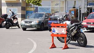Autobusai nepravažiuoja dėl stovinčių automobilių