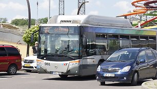 Autobusai nepravažiuoja dėl stovinčių automobilių