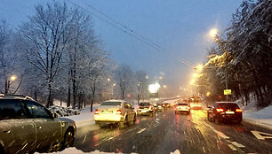 Eismą &scaron;alies keliuose sunkina plikledis ir &scaron;lapdriba